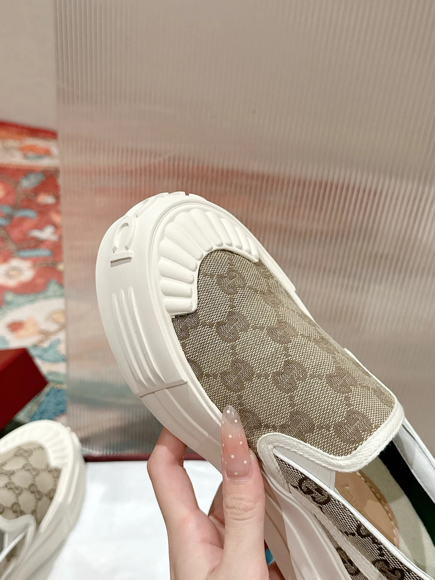 👟👟Ex-factory price 520👟👟 Women's models are new🆕 Arrival Gucci tennis 1977 classic Loft series canvas shoes... 2025 hot recommended model, G+1977×Disney cooperation series... GG canvas is made of finished products and incorporates brand elements. The retro style is rich, the classics and feelings are perfect for recall! Each color fabric developed by the original version is customized by the original version, and we pursue the ultimate in large-scale products! Market-level top version ⚠ Fabric: Customized GG cloth electric embroidery/5D washed distressed canvas Lining: Customized terry cloth lining (the feet are fitted and cannot be disassembled) Outsole: Original molded TPU two-color outsole Size: 35-40 (41 customized)